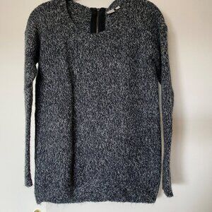 Chandail charcoal/gris avec zipper visible au dos